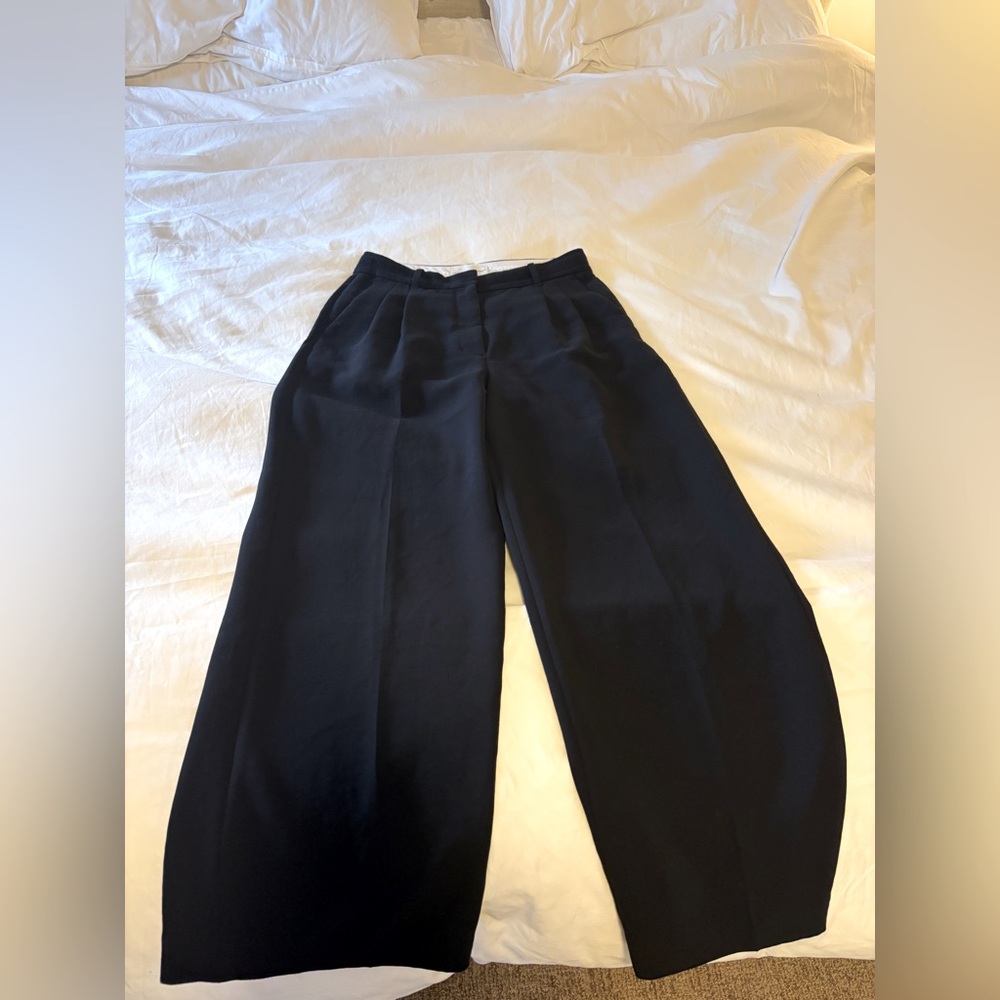 Aritzia Effortless Wider- 10